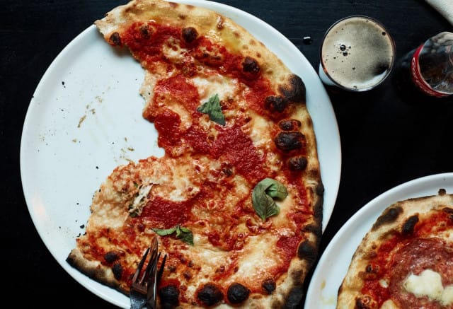 Ystävän kanssa nautittu pizza maistuu entistäkin paremmalta.