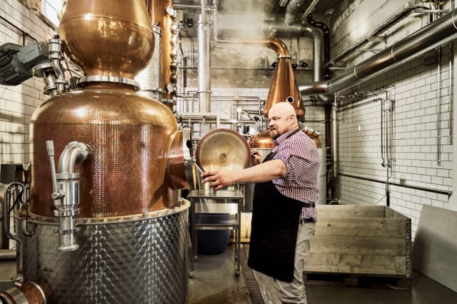 Helsinkiläinen tislaajamestari Mikko Mykkänen on voittanut tisleillään kilpailuja Euroopassa, Aasiassa ja Amerikassa.