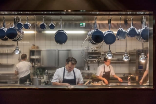 Emo tarjoaa modernia ja laadukasta eurooppalaista ruokaa skandinaavisella otteella.