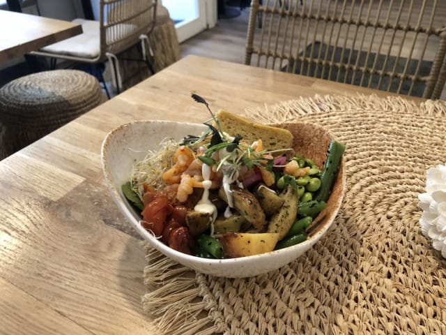 Värikäs lounasbowli sekä näyttää että maistuu erinomaiselta.