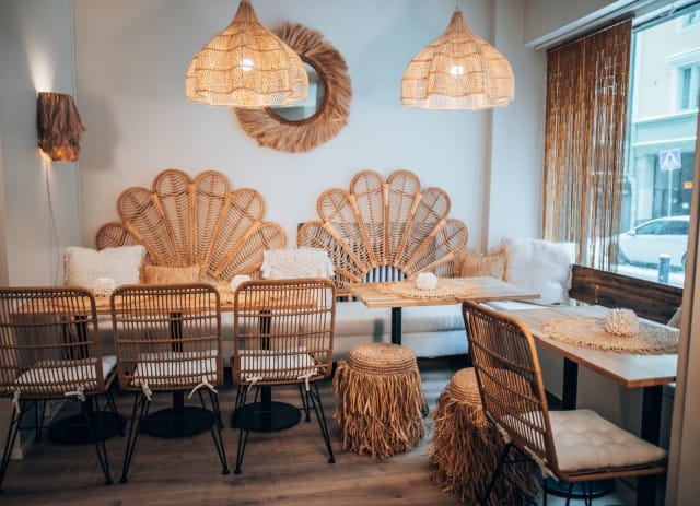 Kaikki kahvilan sisustustuotteet on tehty käsityönä Balilla luonnollisista materiaaleista, kuten palmunlehdistä, meriruohosta bambusta ja sisalista.