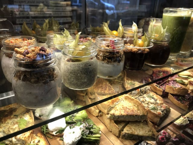 Boho Cafe & Delin vitriinistä löytyy vaihtoehtoja niin aamupalalle kuin iltapäiväkahveille.