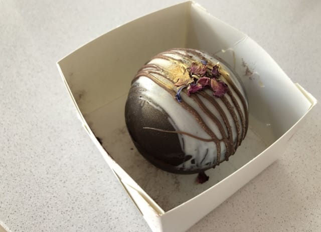 Hehkutettuja suklaapalloja saa ostettua myös kotiin!