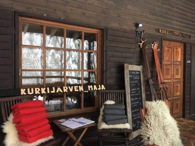 Kurkijärven maja sijaitsee keskellä metsää Serena-Petikko-raitin varrella.