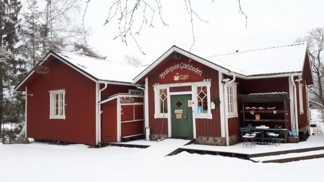 Sympaattinen maatilapuoti ilahduttaa koko perhettä.