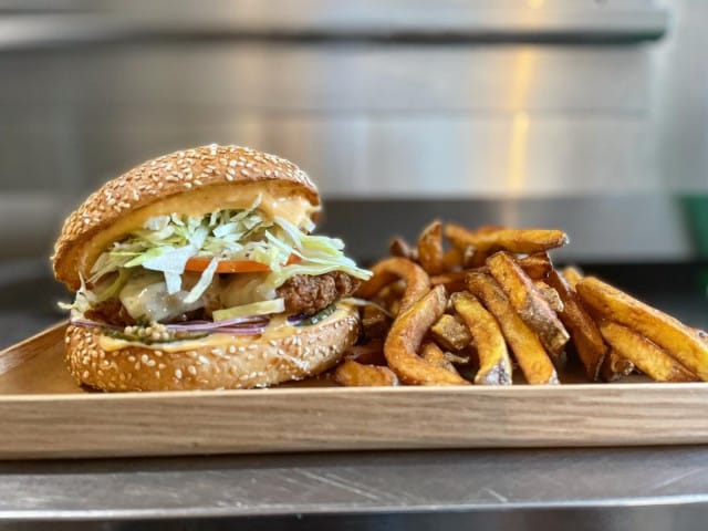 Shoku Burgerin hamppareissa maistuvat aasialaiset maut.