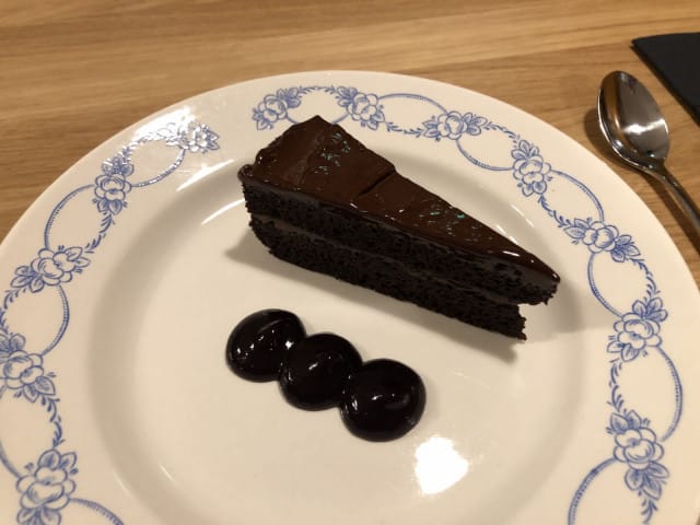 Tuhti suklaakakku kruunasi menun.