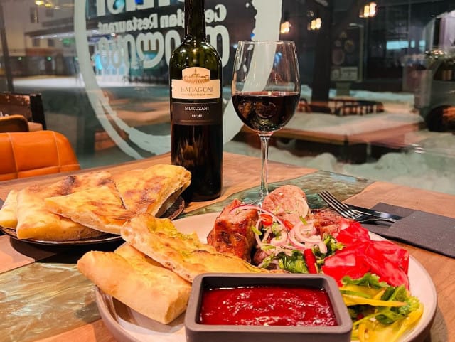 Georgialaiset herkut odottavat sinua ravintola Tbilisissä.