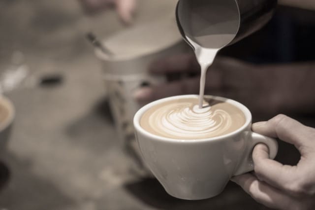 Kahvilan aamupalasettiin kuuluu vapaavalintainen kahvi.