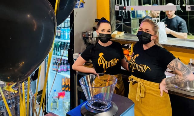 Vuoropäällikkö Jenna Mäntylä (vas) ja ravintolapäällikkö Nora-Maria Tissari Pretty Boy Kampin avajaisissa