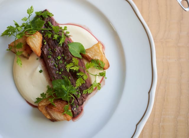 Pääruokana nautitaan poroa.