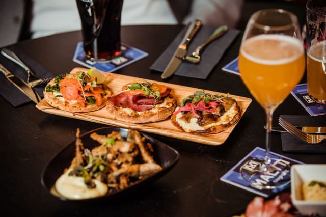 Casino Taproomissa nautitaan hyvästä ruoasta, juomasta ja tunnelmasta.