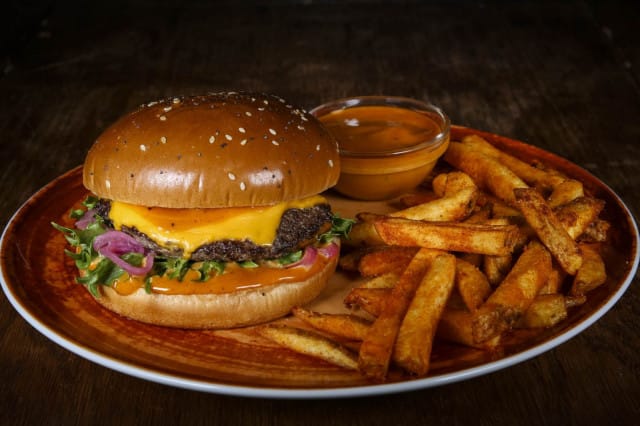 Pancho Villan juustoburgeri tyydyttää kovimmankin hampurilaishimon.