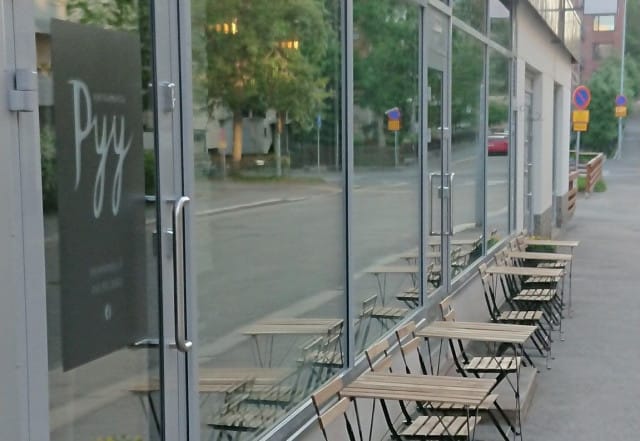 Kesällä Pyyn herkkuja voi nauttia myös terassilla.