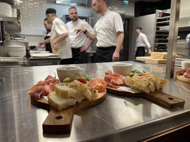 Antipastit sopivat hyvin jaettaviksi seurueen kesken.