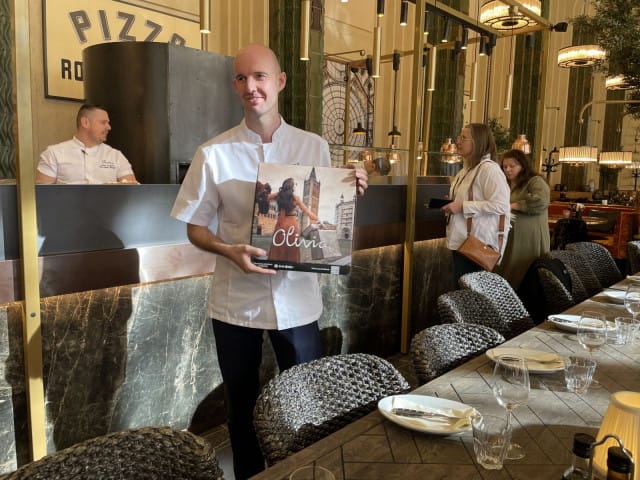 Olivia Restaurantsin toimitusjohtaja Fredrik Remmenin mukaan pizzalaatikoista löytyy QR-koodi, josta saa ladattua pizzailtaan sopivan soittolistan.