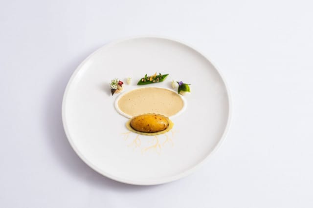 Unkarilaista varhaisperunaa ja karamellisoitua juustoa.