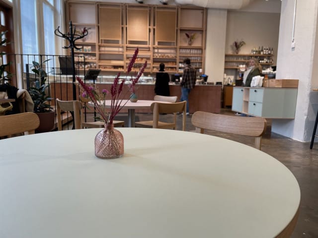 Merikorttelin uusi kahvila tarjoaa viihtyisät tilat moneen tarpeeseen.