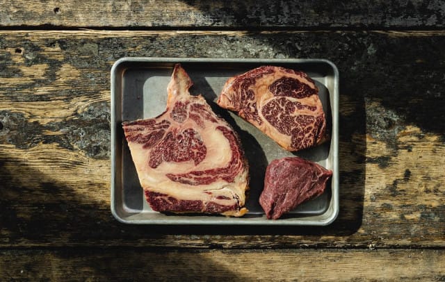 Marmoroituneet, dry age -kaapissa mureutetut lihat paistetaan Ravinteli Huberissa puuhiiligrillissä.