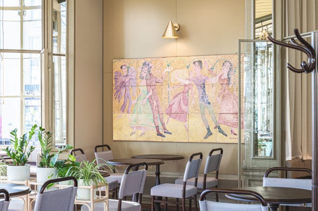Birger Kaipiaisen mosaiikkiteos Tanssivia pareja koristaa nyt kahvilan seinää.