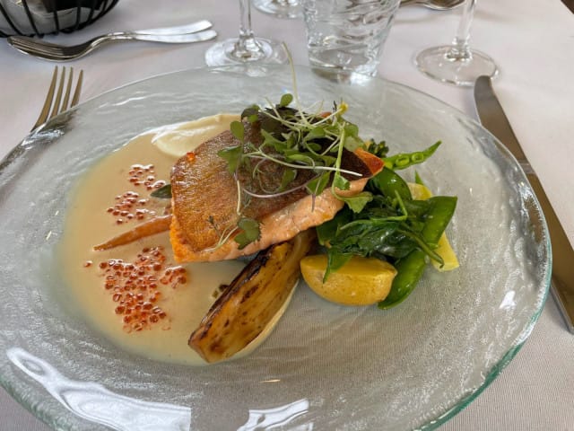 Jean Sibelius menusta löytyy kotimaista paahdettua siikaa.