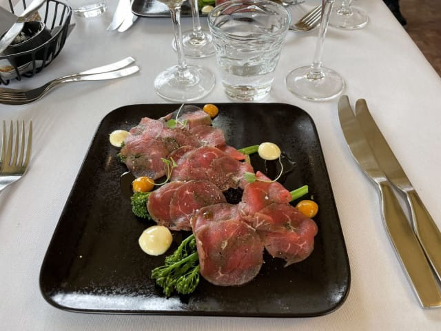 Rosmariinilla ja katajanmarjalla maustettua kotimaista karitsaa.