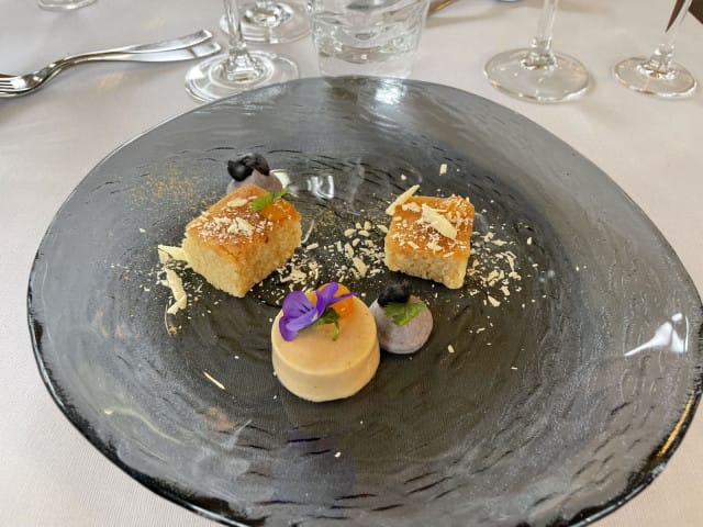 Lakkajäädyke, mustikka ja mantelikakku päättää Jean Sibelius -menun.