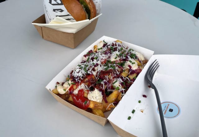 Loaded Friesit on kuorrutettu muun muassa rapealla pekonilla ja aiolilla.