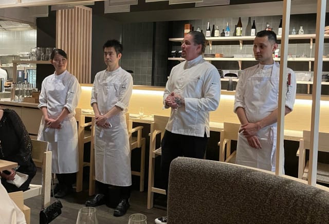 Björck kertoo vieneenä japanilaiset sushimestarit jo suomalaiseen tapaan saunaan.