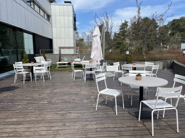 Meritorpan sisäpihan terassille paistaa aurinko aamupäivästä iltapäivään.