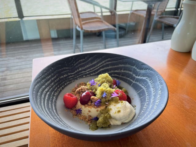 Herkullinen jälkiruoka päättää lounaan pitkän kaavan mukaan.