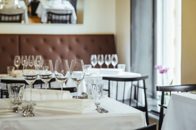 Vinkkeli-nimi viittaa liiketilan sijaintiin Kaartinkaupunginosan historiallisessa kulmakiinteistössä.