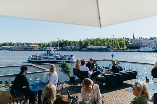 Allas Sea Poolin suuret terassit kolmessa kerroksessa ovat kesän upeimpia kohtaamispaikkoja.