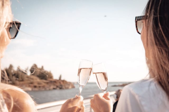 Mattolaiturin terassilta saa kylmän juoman lisäksi myös kahvilatuotteita.