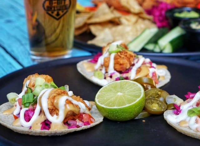 Junk y Veganin terassilla keskitytään nauttimaan hyvästä ruoasta.