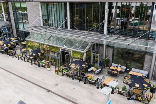 Kampin kyljessä sijaitsevan ravintolan terassilla mahtuu nautiskelemaan niin ruoasta kuin auringosta.