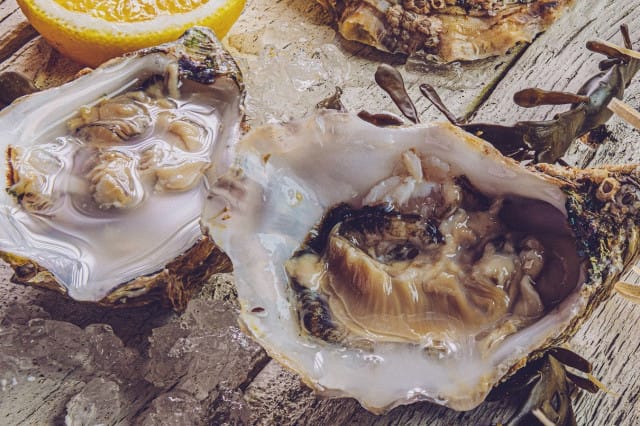 Sesonkeja mukailevan keittiön sydän on raw-baarin merenelävät.