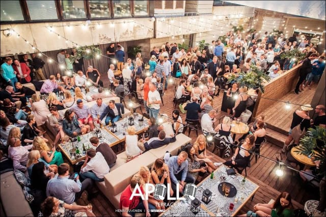 Apollon sisäpihan terassilla kesäkausi jatkuu aina keväästä pitkälle syksyyn