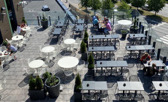 Fat Lizard Herttoniemen iso kattoterassi on jokaisen hyvän ruoan ja juoman ystävän kesän must-kohde.