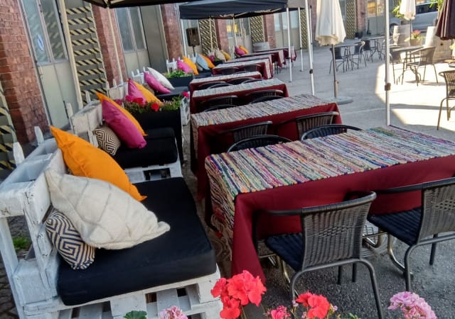 Pasilan sydämestä löytyvälle upealle terassille mahtuvat kaikki kesäpäivän viettäjät aina koirakavereista kesäkolleihin.