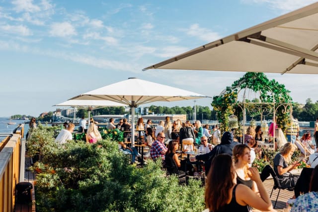 Allas Sea Poolin terasseilta on upeat maisemat merelliseen Helsinkiin.