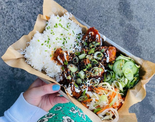 Kanaa, riisiä tai ranskalaisia ja valitsemasi kastike - SYÖ!-viikkojen ajan kympillä!