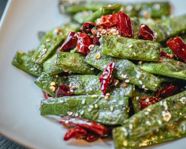 Paistetut vihreät pavut chilillä ja valkosipulilla SYÖ!-viikoilla 10€