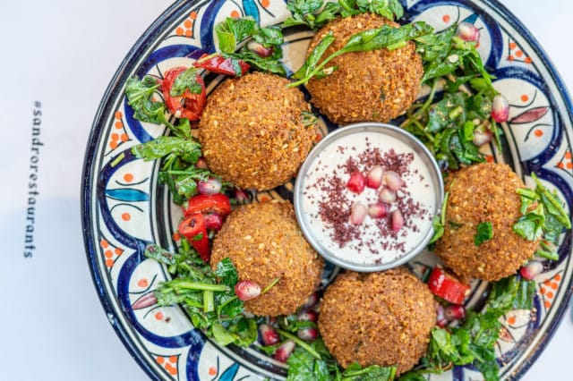 Sandron kuuluisia falafeleja pääset maistamaan SYÖ!-viikoilla kympillä falafelsalaatissa.