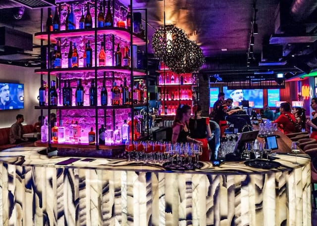 OlyBet Bar & Grilliin voit lähteä nauttimaan niin drinkeistä, lounaasta kuin illallisesta pitkän kaavan mukaan.