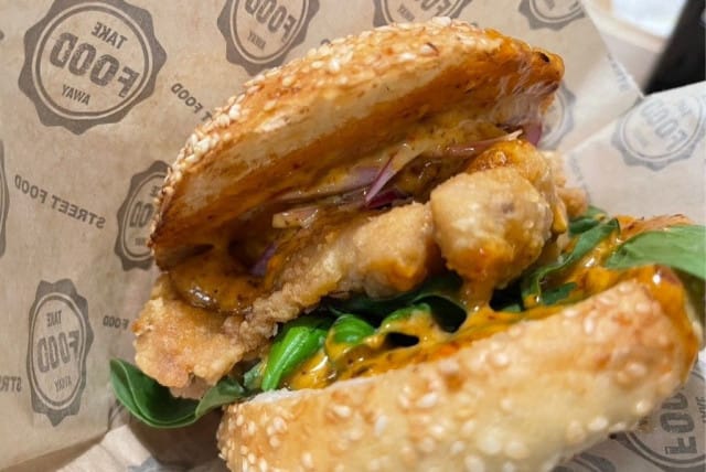 Chidori Classic -burgeri lähtee SYÖ!-viikkojen ajan matkaasi kympillä.