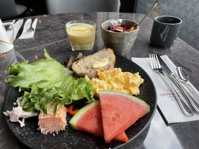 Crowne Plaza Hesperian hotelliaamiainen pitää nälän poissa pitkään.