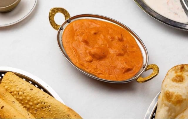 Jogurtissa marinoituja ja tandooriuunissa grillattuja  broilerin rintafileitä kermaisessa tomaattikastikkeessa