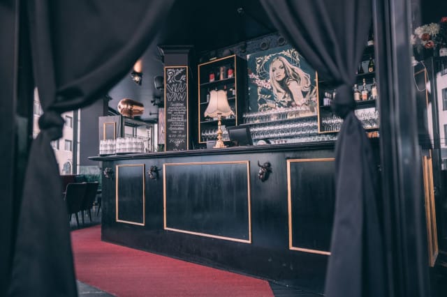 Vin-Vinin laajentuneen tilan keskiöön on rakennettu kaksi ovilla rajattavaa kabinettia. Kabinetit mahdollistavat suosittujen viinitastingien järjestämisen ja suljettavuus myös yksitystilaisuuksien järjestämisen.