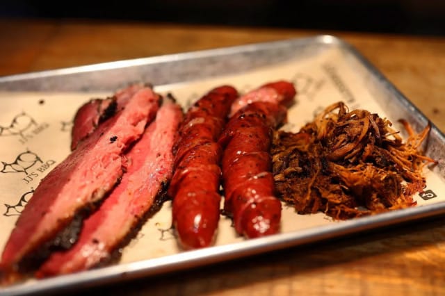 JJ’s BBQ on tullut tunnetuksi erityisesti lihavalikoimasta ja Black Angus Brisket -burgeristaan.